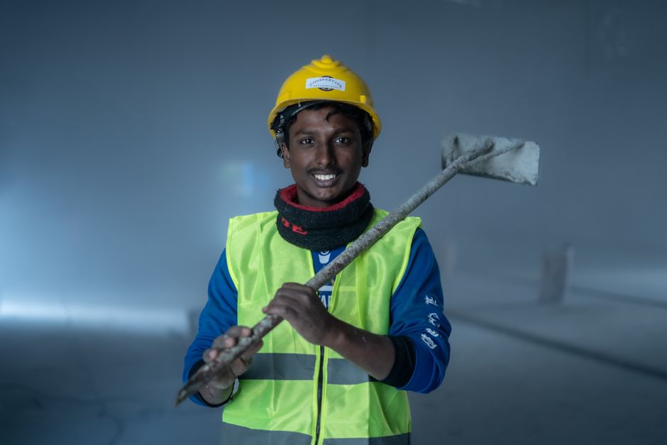 Trabajador de construcción amable instalando aislamiento del hogar