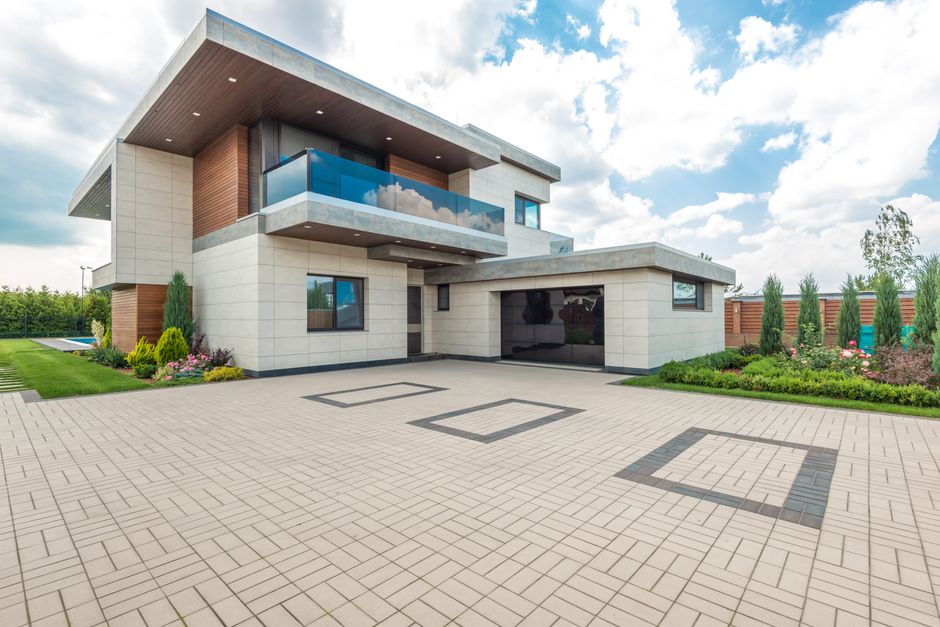 Hermosa apariencia exterior moderna de casa con nuevo revestimiento